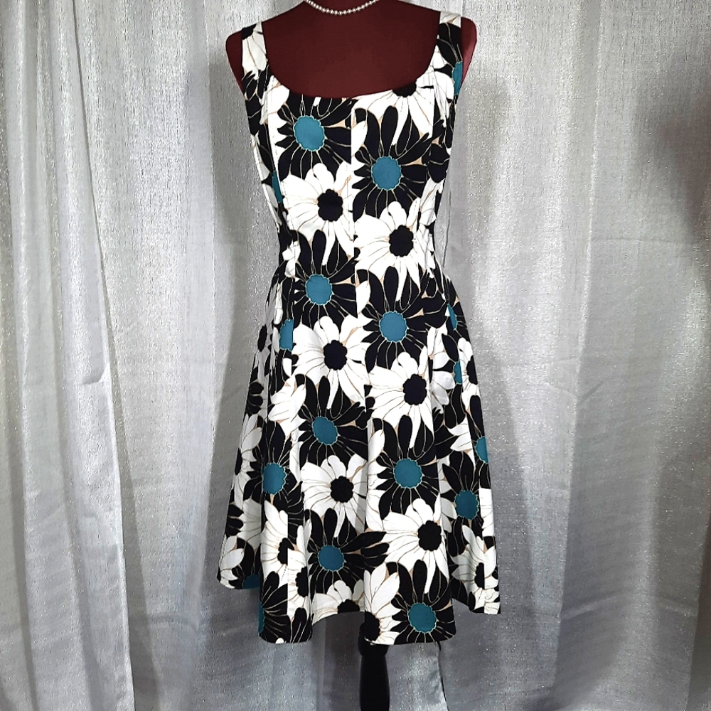 Nine West Sleeveless Dress 14  Black White Floral Print Scoop Neck Flared Bottom